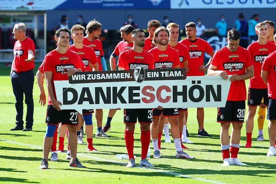 So ausgelassen bejubeln die Freiburger ihre Tore gegen Schalke 04. (Foto: RALPH ORLOWSKI (AFP)) So ausgelassen bejubeln die Freiburger ihre Tore gegen Schalke 04. (Foto: RALPH ORLOWSKI (AFP))