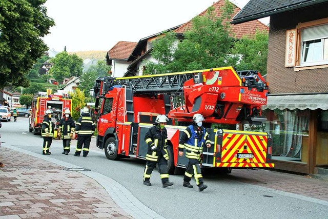 Rasch waren die Feuerwehren aus Todtmo...rgrund ist das Klinikgebude zu sehen.  | Foto: Andreas Bhm