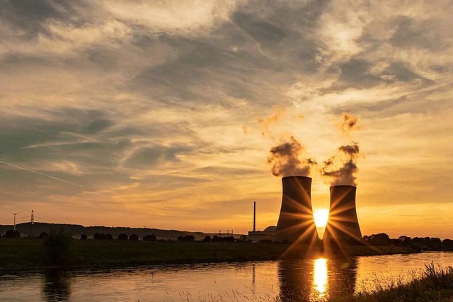 Das niederschsische Akw Grohnde spiegelt sich bei Sonnenuntergang in der Weser.  | Foto: FOTOGRAFPUTZKER