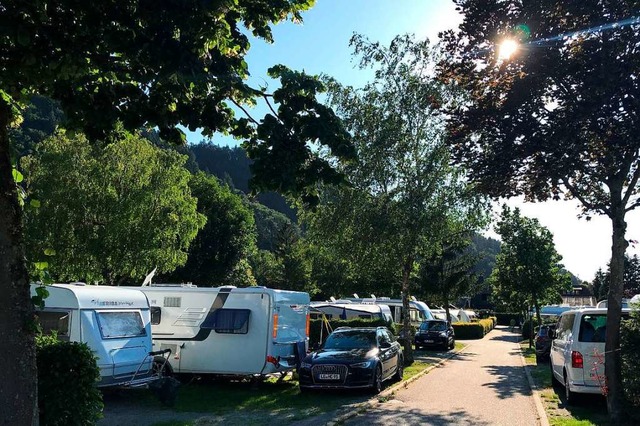 Dicht an dicht reihen sich Wohnmobile auf dem Campingplatz in Mnstertal.  | Foto: Bernhard Amelung