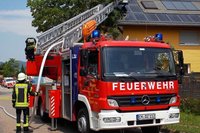 Das Feuer zerstrte Photovoltaik-Anlag... dem Dach des Wohn- und Gewerbehauses.  | Foto: Feuerwehr Denzlingen Stephan Konrad