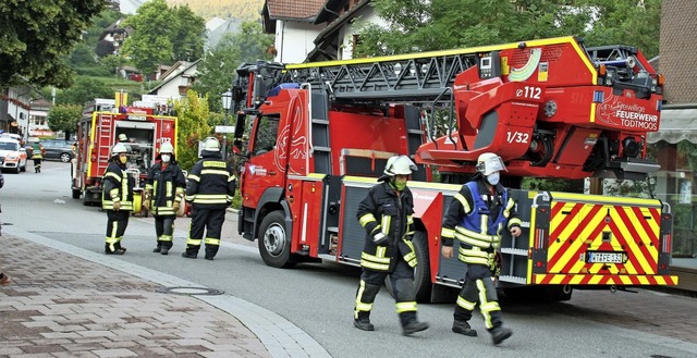 Rasch waren die Feuerwehren aus Todtmo...hnikraum des Gebudes zu lokalisieren.  | Foto: Andreas Bhm
