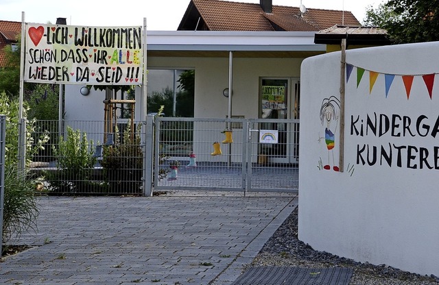 Ein groes Transparent heit alle Kind...bunt&#8220; in Jechtingen willkommen.   | Foto: Roland Vitt