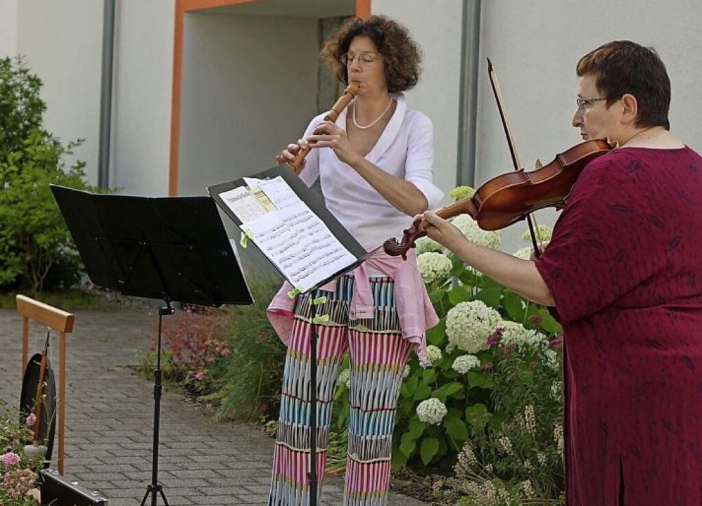 Ursula Oberle und die Geigerin Monika ...Hof des Seniorenzentrums Rheingarten.   | Foto: Roswitha Frey