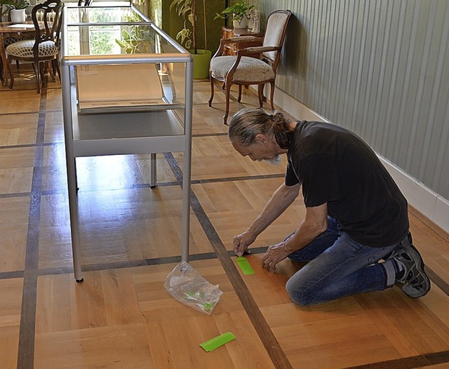 Die Erffnung der Museums steht bevor,...nn markiert die Laufwege mit Pfeilen.   | Foto: Christiane Sahli