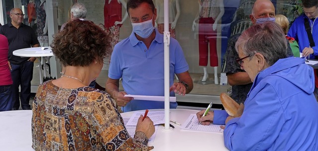 Brgermeister Volker Kieber sammelte m...z Unterschriften fr die Beckerklinik.  | Foto: Victor Adolf