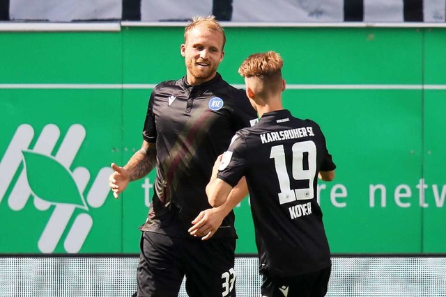 Der Karlsruher Philipp Hofmann (l) jub...einen Treffer durch Strafsto zum 1:2.  | Foto: Daniel Karmann (dpa)