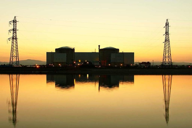 Abenddmmerung ber dem Atomkraftwerk Fessenheim.  | Foto: Hans-Peter Ziesmer