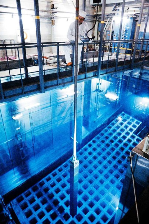 Das Herz eines Atomreaktors erscheint ... dem Wasser gezogen und ausgewechselt.  | Foto: MARCEL MOCHET