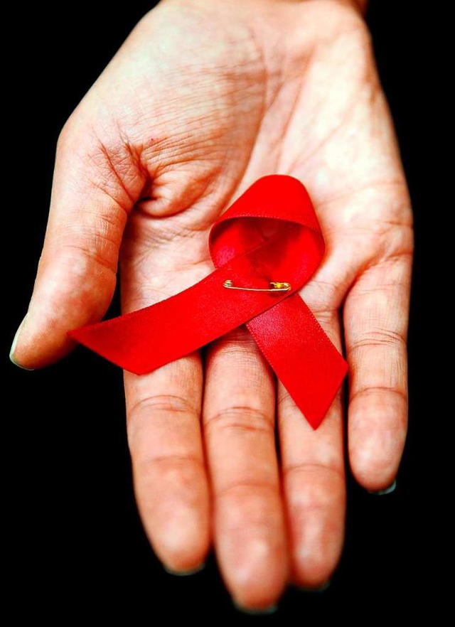 Die rote Schleife ist das Symbol der Aids-Hilfe.  | Foto: Oliver Berg