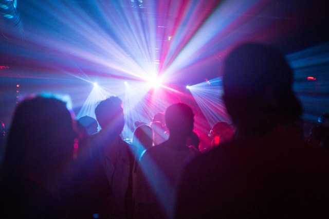 Die Polizei hat in Breisach eine Party in einer Diskothek beendet (Symbolbild).  | Foto: Sophia Kembowski (dpa)