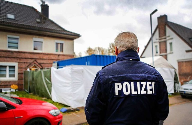 Ein Haus wird von der Polizei mit Unte...nommenen und seine Wohnung durchsucht.  | Foto: Dagmar Meyer-Roeger (dpa)