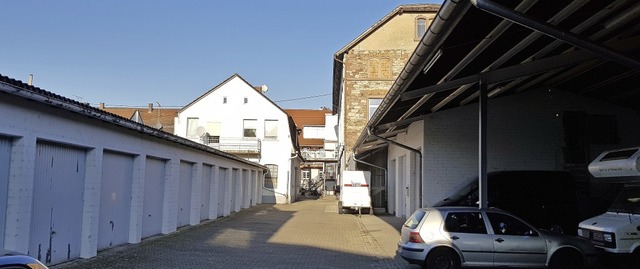 Garagen und Schuppen prgen das Bild d...f des ehemaligen Gasthauses Dreiknig.  | Foto: Gerhard Walser