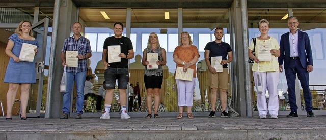 Verdiente Blutspender ehrte Brgermeis...r (rechts) am Donnerstagabend in Wyhl.  | Foto: Ruth Seitz