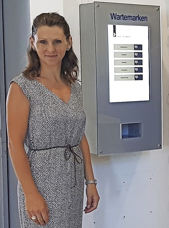 Marina Kaatz, die Leiterin des Brgerbros mit dem neuen Automaten  | Foto: Stadtverwaltung Bad Krozingen