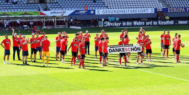 Die Spieler des SC Freiburg danken ihr... die Saison &#8211; vor leeren Rngen.  | Foto: Uli Deck (dpa)