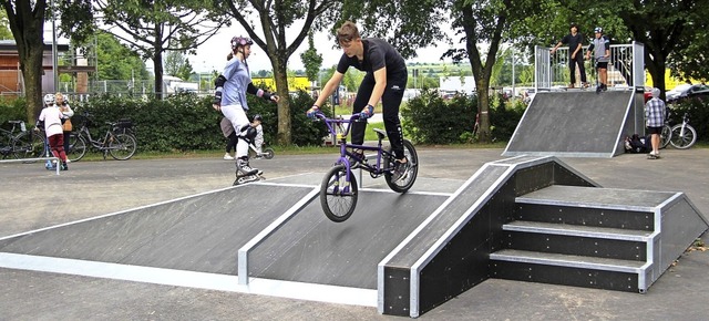 Kinder und Jugendliche nutzen den neuen Skaterplatz in Btzingen bereits.   | Foto: Horst David