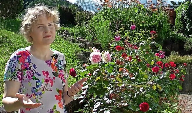 Die Pfarrerin Anke Doleschal aus Seelb... Rosen vor der laufenden Videokamera.   | Foto: Beate Zehnle-Lehmann