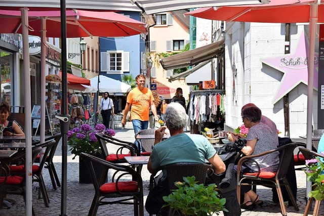 In vielen Straencafs und in den Gesc...hen wieder Schweizer Dialekt zu hren.  | Foto: Hildegard Siebold