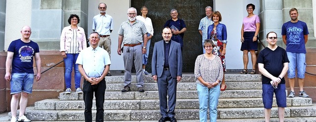 Die Mitglieder des neuen Pfarrgemeinde...it Pfarrer Helmut Lffler (Bildmitte).  | Foto: Paul Berger