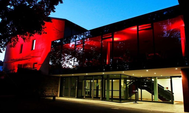 Rot illuminierte Gebude machen vergan...ksam &#8211; wie hier das Parktheater.  | Foto: Heidi Fel