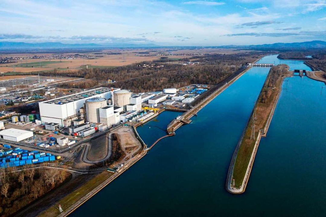 Die beiden Reaktorblcke von Fessenheim am Rhein-Seiten-Kanal  | Foto: SEBASTIEN BOZON