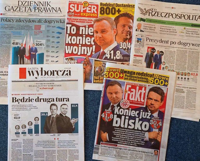 Die erste Runde der Prsidentschaftswa...tag war Thema in den Montagszeitungen.  | Foto: JANEK SKARZYNSKI (AFP)