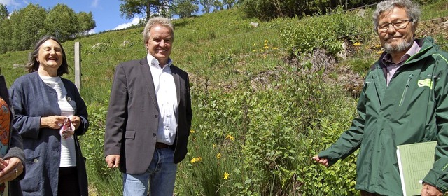 Bernd Seitz, Leiter des Naturschutzref... die im Biotop am Schwarzberg wchst.   | Foto: Claudia Renk