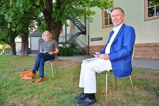 Schulleiter Karl Gehweiler (rechts) im...usikschullehrer Reinholf Mayr  (links)  | Foto: Hannes Lauber