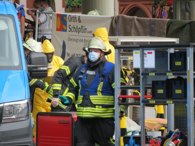 Der Dekontaminationseinheit der Feuerw...toff auf dem gesperrten Rasthausplatz.  | Foto: Peter Gerigk
