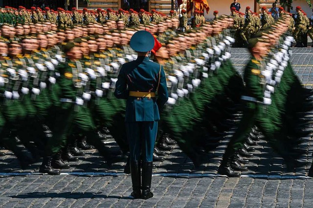 Die Militrparade in Moskau war dieses Jahr besonders gro.  | Foto: Evgeny Sinitsyn (dpa)