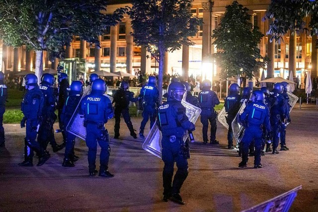 In Stuttgart versammeln sich Polizisten, um gegen die Randalierer vorzugehen.  | Foto: Simon Adomat (dpa)