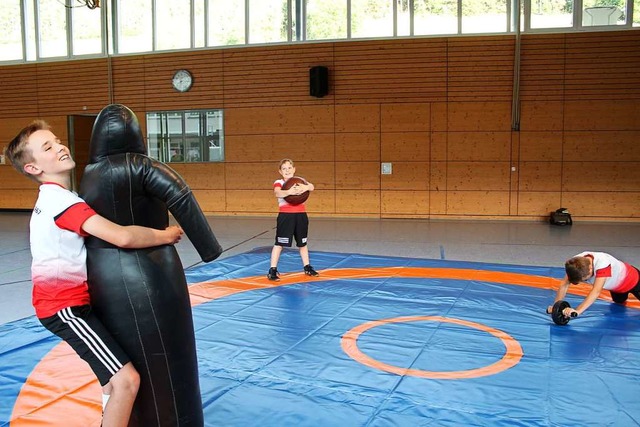 Eschbacher Nachwuchsringer beim Zirkel-Training auf der neuen Matte  | Foto: Erich Krieger