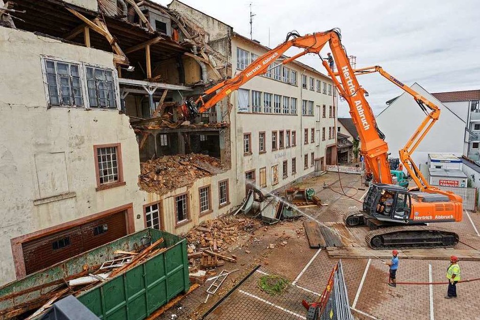 Mitten durch die Fassade des alten Fabrikkomplexes frisst sich der Großbagger am Dienstag eine Schneise, um aufs rückwärtige Gelände zu kommen, wo die Abrissarbeiten zunächst weitergehen sollen, ehe die Fassade schließlich ganz fällt. (Foto: Martin Wendel) Mitten durch die Fassade des alten Fabrikkomplexes frisst sich der Großbagger am Dienstag eine Schneise, um aufs rückwärtige Gelände zu kommen, wo die Abrissarbeiten zunächst weitergehen sollen, ehe die Fassade schließlich ganz fällt. (Foto: Martin Wendel)