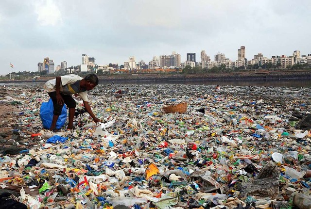 Das war mal ein Strand.  | Foto: Rafiq Maqbool (dpa)