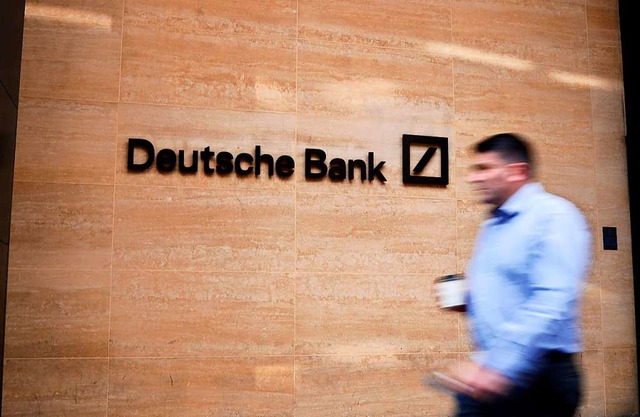 Die Deutsche Bank hat fr ein Basiskon...Euro fr einzelne Services aufgerufen.  | Foto: TOLGA AKMEN