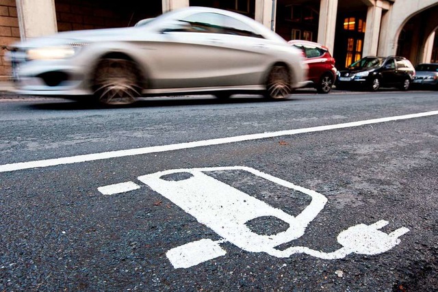 Von der Steckdose auf die Strae: Es gibt immer mehr E-Autos.  | Foto: Julian Stratenschulte (dpa)