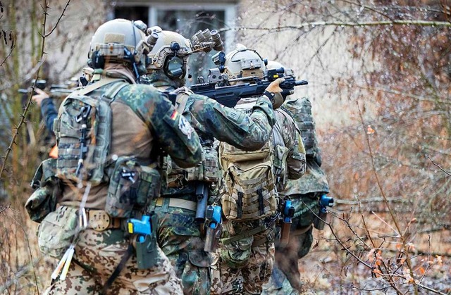Bundeswehrsoldaten der Eliteeinheit Kommando Spezialkrfte  | Foto: Kay Nietfeld (dpa)