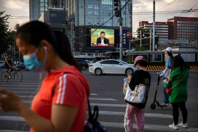 Passanten warten darauf, eine Kreuzung...nalen Sicherheit in Hongkong erlassen.  | Foto: Mark Schiefelbein (dpa)