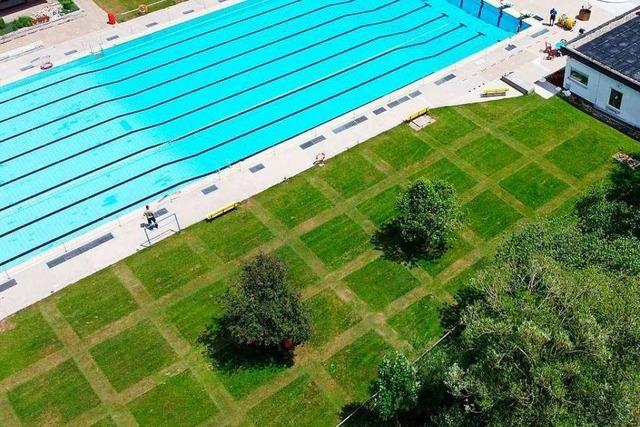 Fotos: Schachbrettrasen sichert Abstand im Neustdter Freibad