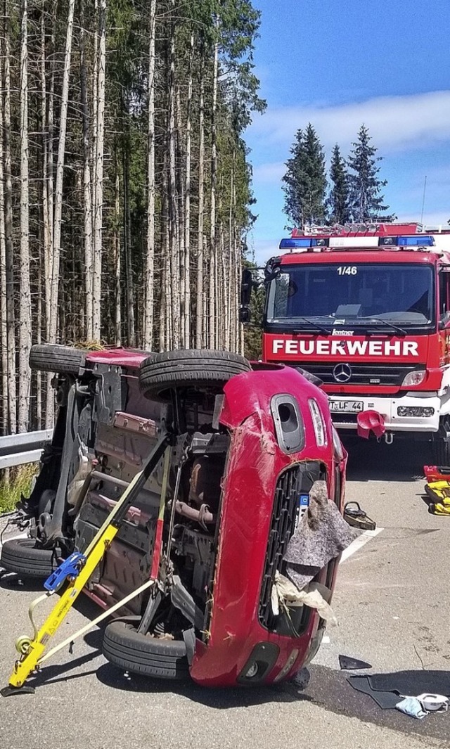 Ein Pkw mit Anhnger hat sich auf der ...ste von der Feuerwehr befreit werden.   | Foto: Olaf Thor
