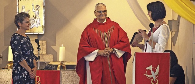 Mit Dankesworten und einem Holzkunstwe... die Sanierung der Kapelle eingesetzt.  | Foto: suedkurier