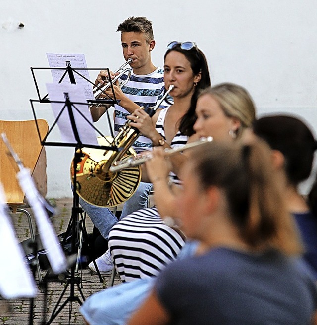 Musiker bei der Probe im Rathaushof  | Foto: Daniel Hengst