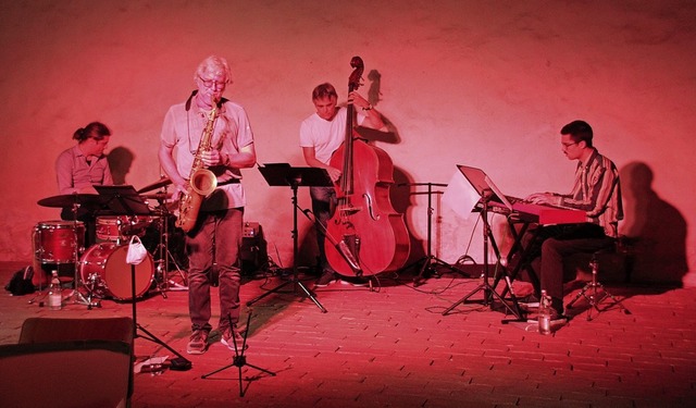 Das Tom Timmler Quartett beim Auftritt  in der Merdinger Zehntscheune   | Foto: Mario Schneberg