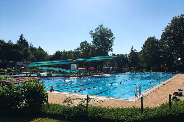 Im Schwimmerbecken gibt es drei Bahnen...denen je 20 Personen schwimmen drfen.  | Foto: Ralf Strittmatter