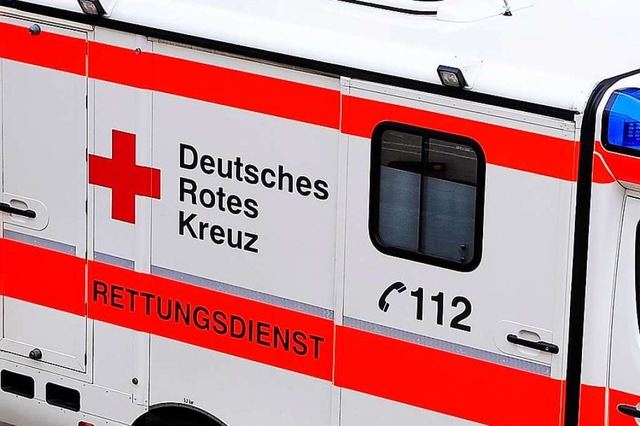 Arbeitskollegen des schwer verletzten ...Rettungskrfte alarmiert (Symbolbild).  | Foto: Thomas Kunz
