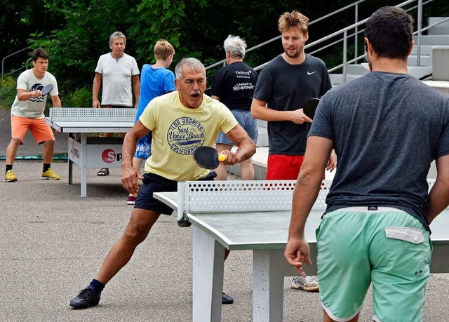 So kennt man ihn und das Strandbad: Ri... Adolf Seger an der Tischtennisplatte.  | Foto: Michael Bamberger