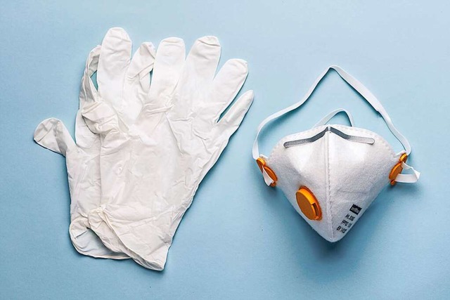 Einweghandschuhe und Maske schtzen (Symbolbild)  | Foto: Christian Beutler (dpa)