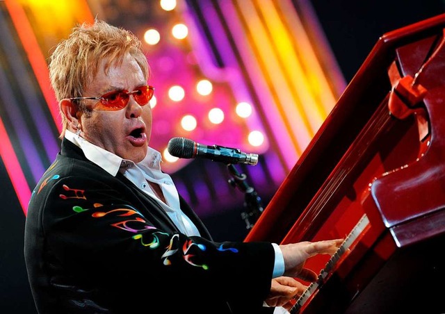 Elton John am Flgel   | Foto: Tobias Hase