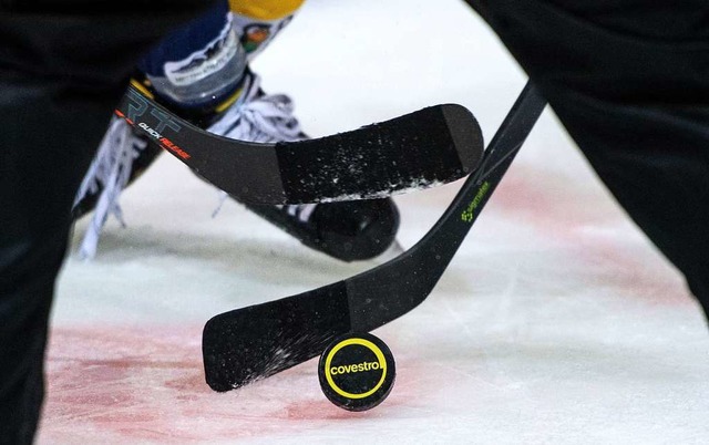 In Bietigheim knnte in der kommenden ...icht mehr um den Puck gekmpft werden.  | Foto: Bernd Thissen (dpa)